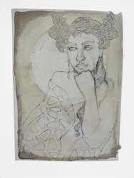 Femme pensive portant une couronne