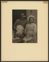 Couple de fermiers avec du coton cueilli, sud-est des États-Unis