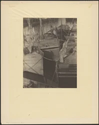 [Port, encombré de bateaux de pêche à voiles].