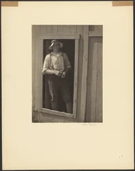 [Homme au chapeau de paille debout dans l