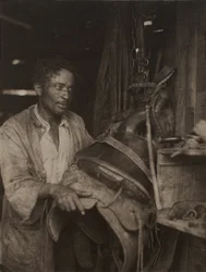 Homme avec une selle, vers 1920 (tirage platine)