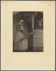 [Jeune femme montant un escalier]