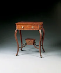 Table de travail classique sculptée, 1810-20