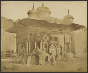 [Bâtiment avec tente et cheval]