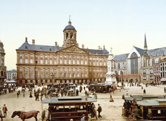 Le Palais Royal à Amsterdam depuis la Place du Dam
