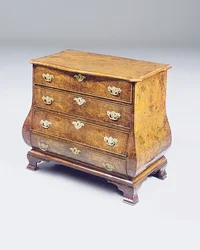 Commode Bombe en Noyer Néerlandais