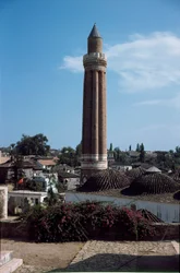 Vue du minaret cannelé de la mosquée Yivli