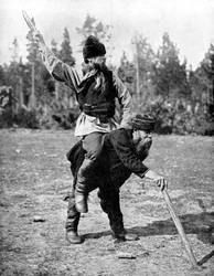 Des Finlandais jouant au Kyykkä, le jeu national, 1936