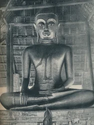 Gloire du sanctuaire central au Wat Suthat, Bangkok, vers 1935