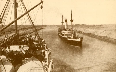 Vapeurs passant dans le canal de Suez, vers 1930