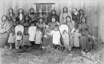 Kate McBeth (d.1915) avec les femmes de la Société de couture des femmes Nez Perce