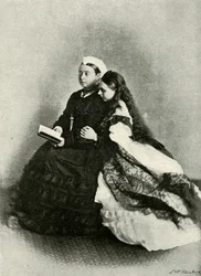 Sa Majesté avec la princesse Béatrice, avril 1871, vers 1897