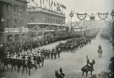 Le contingent naval traversant le pont de Londres vers Southwark, Londres