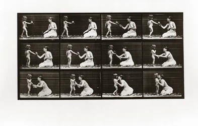 Enfant apportant un bouquet à une femme, Planche 465 de Animal Locomotion, 1887