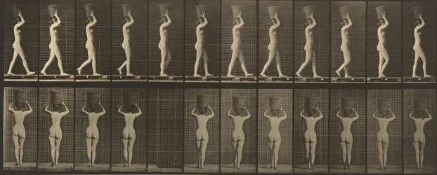 Planche numéro 34. Marcher et porter un panier de 15 lb sur la tête, mains levées