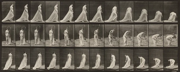 Planche numéro 56. Marcher, se tourner et se pencher pour soulever la traîne