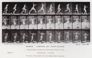 La figure humaine en mouvement : Femme, sautant sur des "pierres de pas" (photo n/b)