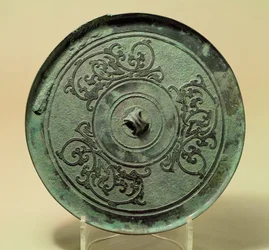 Miroir avec dragons entrelacés, Dynastie Zhou orientale, période des Royaumes combattants, 475-221 av. J.-C.