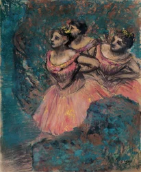 Trois danseuses en costume rouge