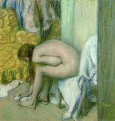 Après le bain, femme séchant son pied gauche
