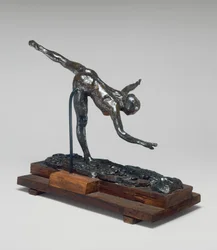 Arabesque sur la jambe droite, main droite près du sol, bras gauche tendu, vers 1885-1890