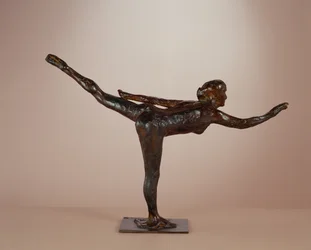 Danseuse : arabesque sur la jambe droite, bras gauche dans l