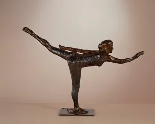 Danseuse : Arabesque sur la jambe droite, bras gauche en ligne