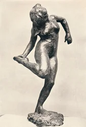Danseuse regardant la plante de son pied droit, vers 1900