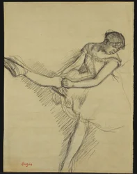 Danseuse assise, réajustant son bas, vers 1880