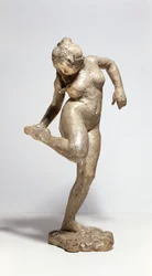Danseuse regardant la plante de son pied