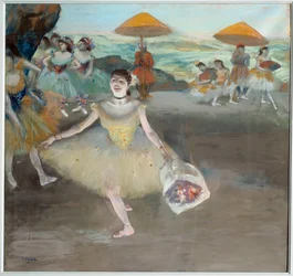 Danseuse avec le bouquet saluant sur scène