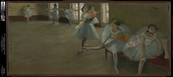 Danseuses dans la salle de classe