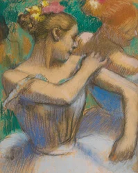 Danseuse rajustant ses épaulettes