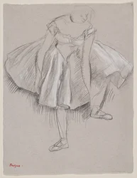 Danseuse rajustant son chausson