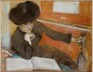 Femme assise devant un piano