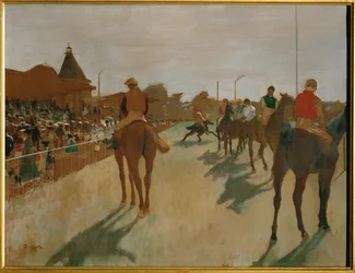 Chevaux de course à la tribune ou au défilé