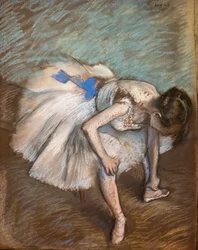 Danseuse assise se massant le pied. 1881-1883. Pastel sur papier brun collé sur carton.