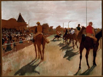 La parade ou les chevaux de course devant les tribunes