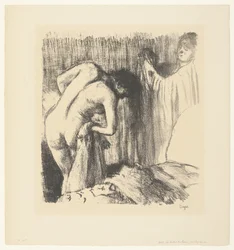 Femme se séchant après son bain et recevant des vêtements d