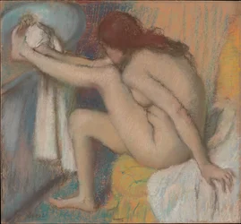 Femme se séchant le pied