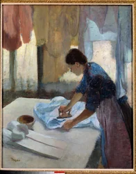 Femme repassant à contre-jour