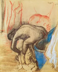 Femme séchant sa jambe gauche