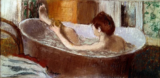 Femme dans son bain se tamponnant la jambe
