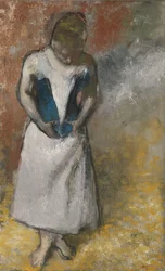 Femme debout de face, serrant son corset, vers 1883