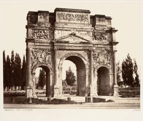 Orange, arc antique
