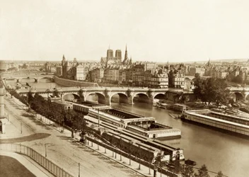 Seine avec ponts, en arrière-plan Notre-Dame de Paris