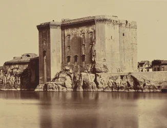 Tarascon. Château