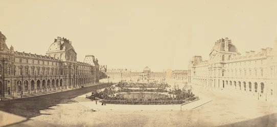 [La cour Napoléon en direction des Tuileries, Louvre, Paris]
