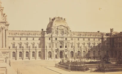 La cour Napoléon et le pavillon Sully vus depuis l