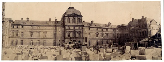 Le Musée du Louvre : la cour Napoléon depuis le carrousel